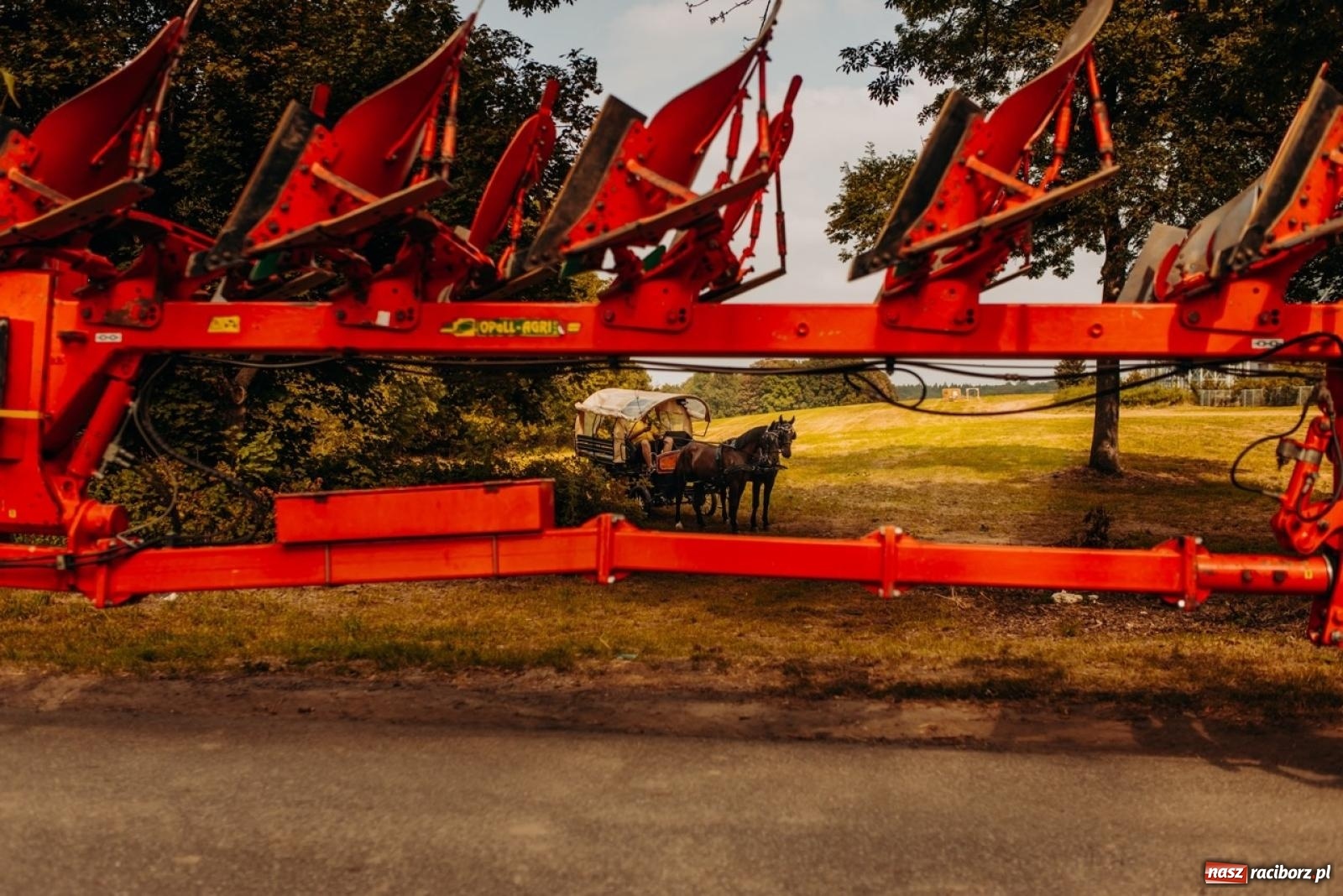 Zdjęcie w galerii na portalu naszraciborz.pl: Gmina Rudnik świętuje w Modzurowie: Przez wieś przejechał korowód maszyn wiadomości z regionu