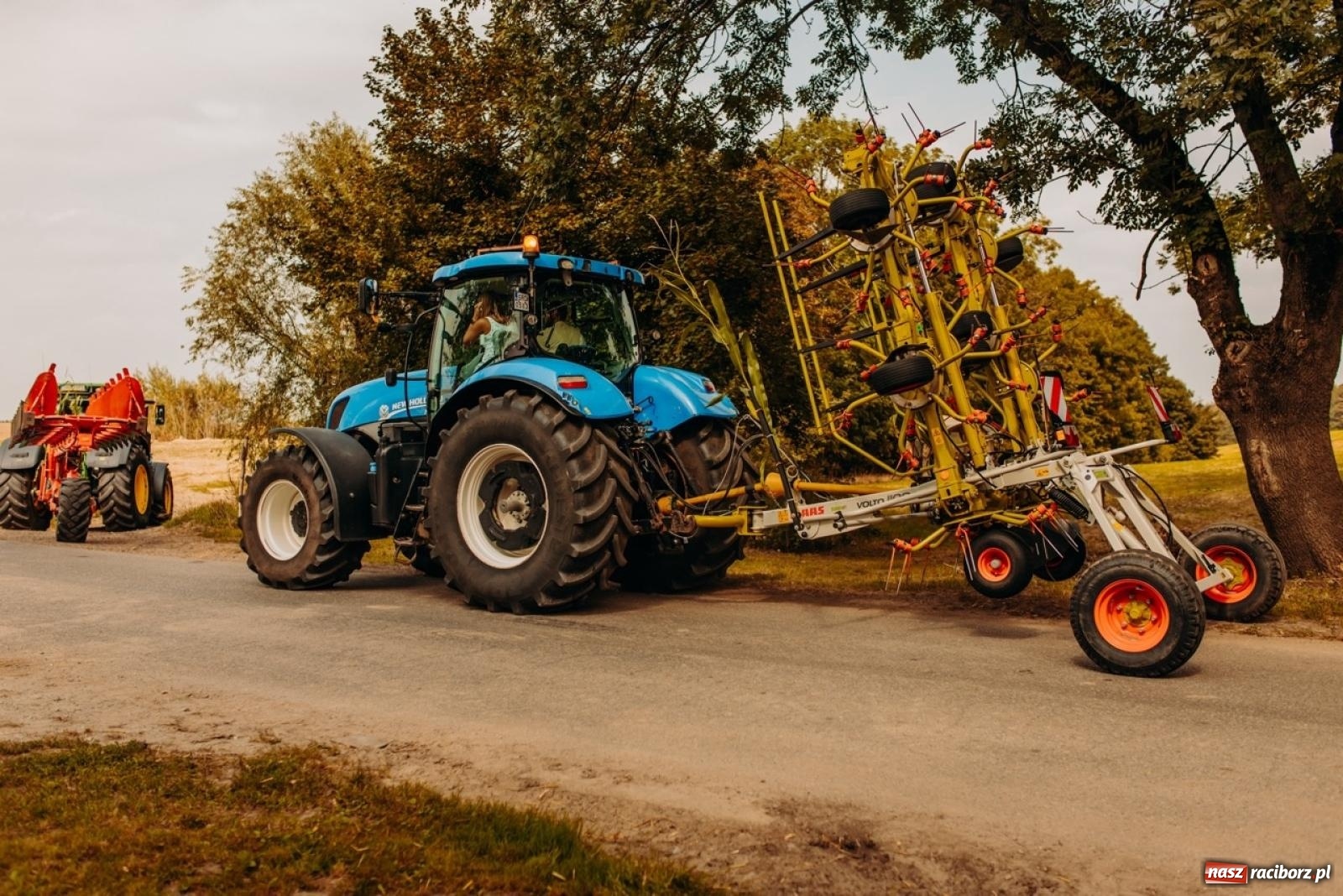 Zdjęcie w galerii na portalu naszraciborz.pl: Gmina Rudnik świętuje w Modzurowie: Przez wieś przejechał korowód maszyn wiadomości z regionu