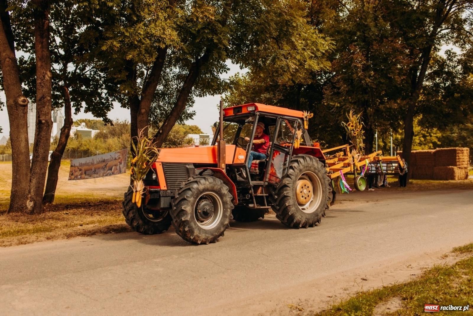 Zdjęcie w galerii na portalu naszraciborz.pl: Gmina Rudnik świętuje w Modzurowie: Przez wieś przejechał korowód maszyn wiadomości z regionu