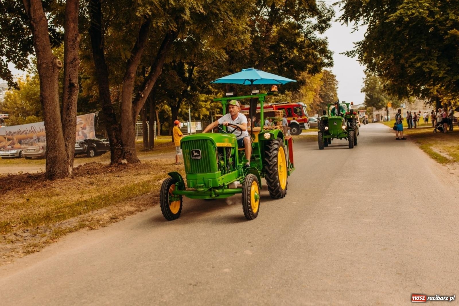 Zdjęcie w galerii na portalu naszraciborz.pl: Gmina Rudnik świętuje w Modzurowie: Przez wieś przejechał korowód maszyn wiadomości z regionu