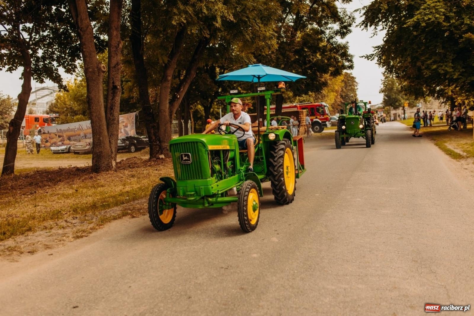 Zdjęcie w galerii na portalu naszraciborz.pl: Gmina Rudnik świętuje w Modzurowie: Przez wieś przejechał korowód maszyn wiadomości z regionu