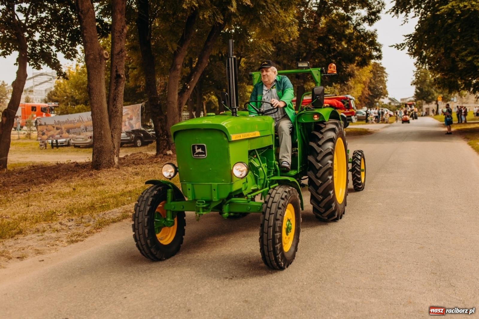 Zdjęcie w galerii na portalu naszraciborz.pl: Gmina Rudnik świętuje w Modzurowie: Przez wieś przejechał korowód maszyn wiadomości z regionu