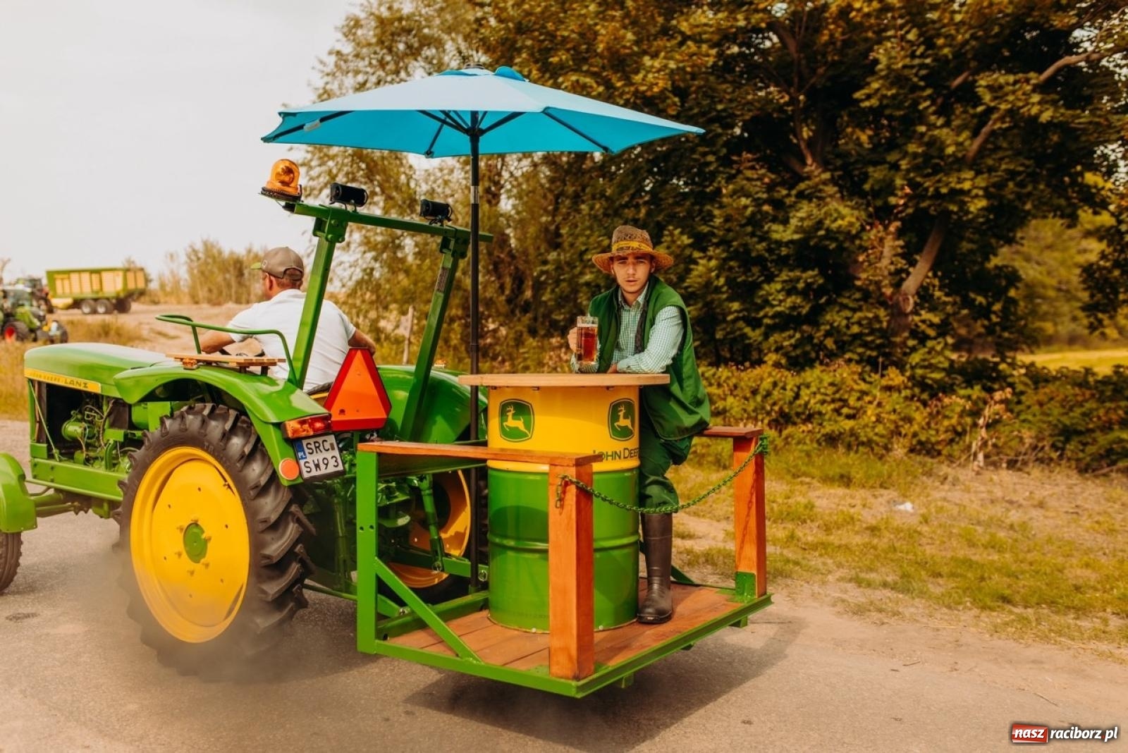 Zdjęcie w galerii na portalu naszraciborz.pl: Gmina Rudnik świętuje w Modzurowie: Przez wieś przejechał korowód maszyn wiadomości z regionu