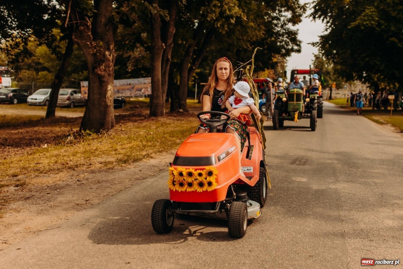 Zdjęcie w galerii na portalu naszraciborz.pl: Gmina Rudnik świętuje w Modzurowie: Przez wieś przejechał korowód maszyn wiadomości z regionu