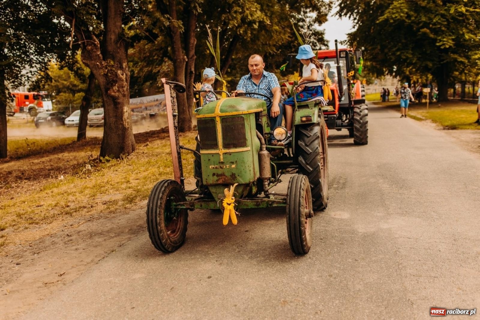 Zdjęcie w galerii na portalu naszraciborz.pl: Gmina Rudnik świętuje w Modzurowie: Przez wieś przejechał korowód maszyn wiadomości z regionu