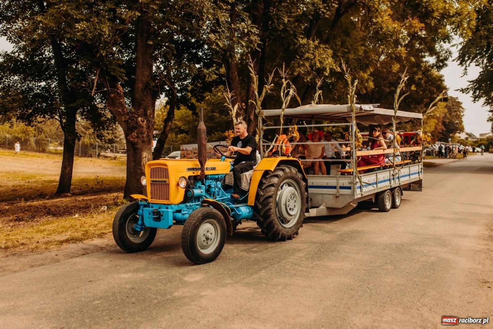 Zdjęcie w galerii na portalu naszraciborz.pl: Gmina Rudnik świętuje w Modzurowie: Przez wieś przejechał korowód maszyn wiadomości z regionu