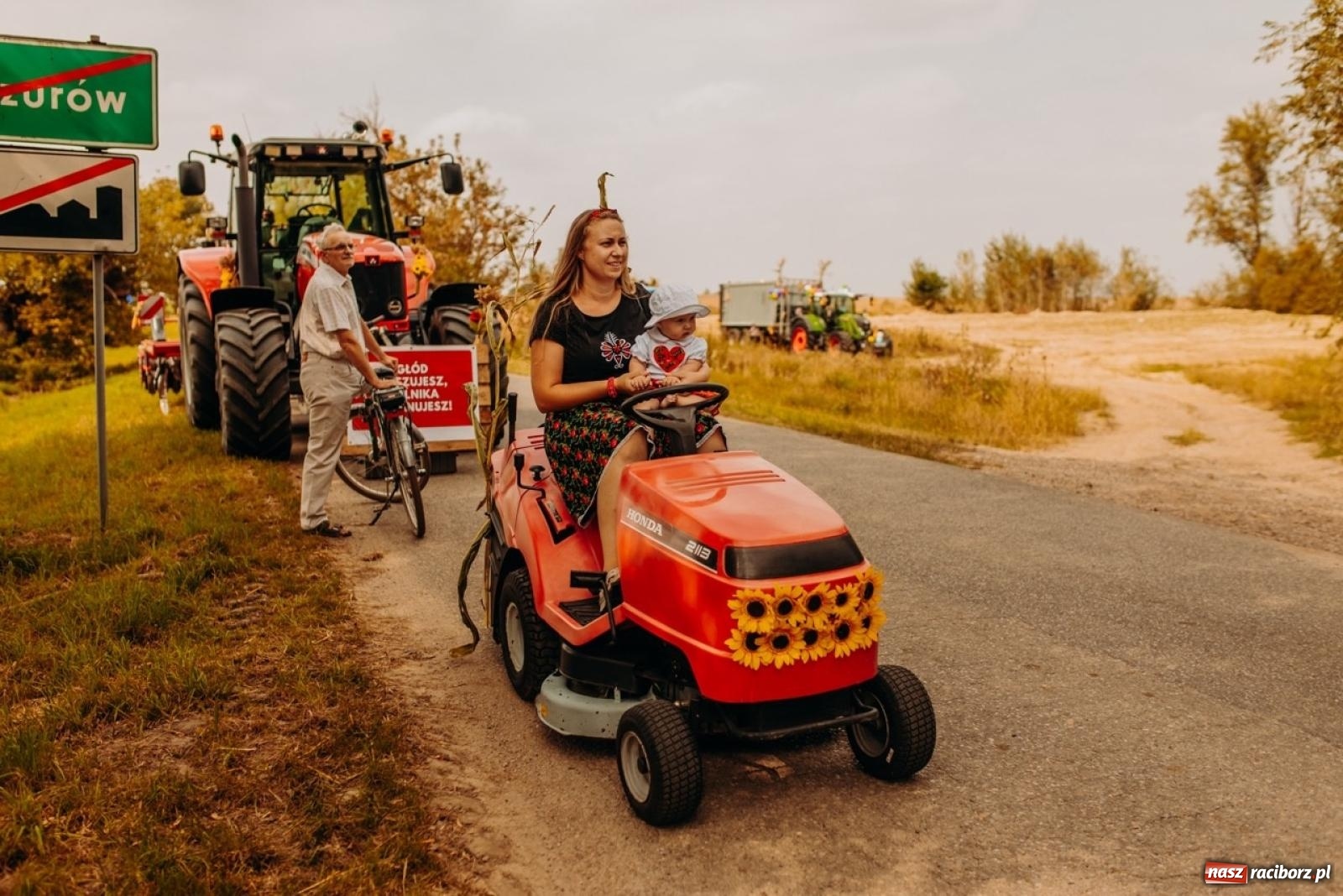 Zdjęcie w galerii na portalu naszraciborz.pl: Gmina Rudnik świętuje w Modzurowie: Przez wieś przejechał korowód maszyn wiadomości z regionu