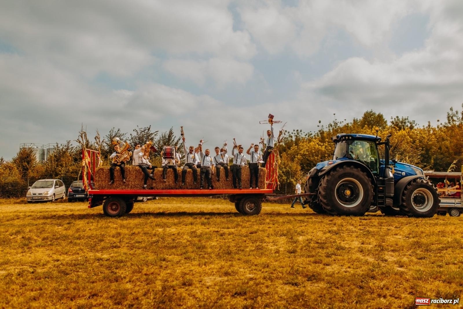 Zdjęcie w galerii na portalu naszraciborz.pl: Gmina Rudnik świętuje w Modzurowie: Przez wieś przejechał korowód maszyn wiadomości z regionu