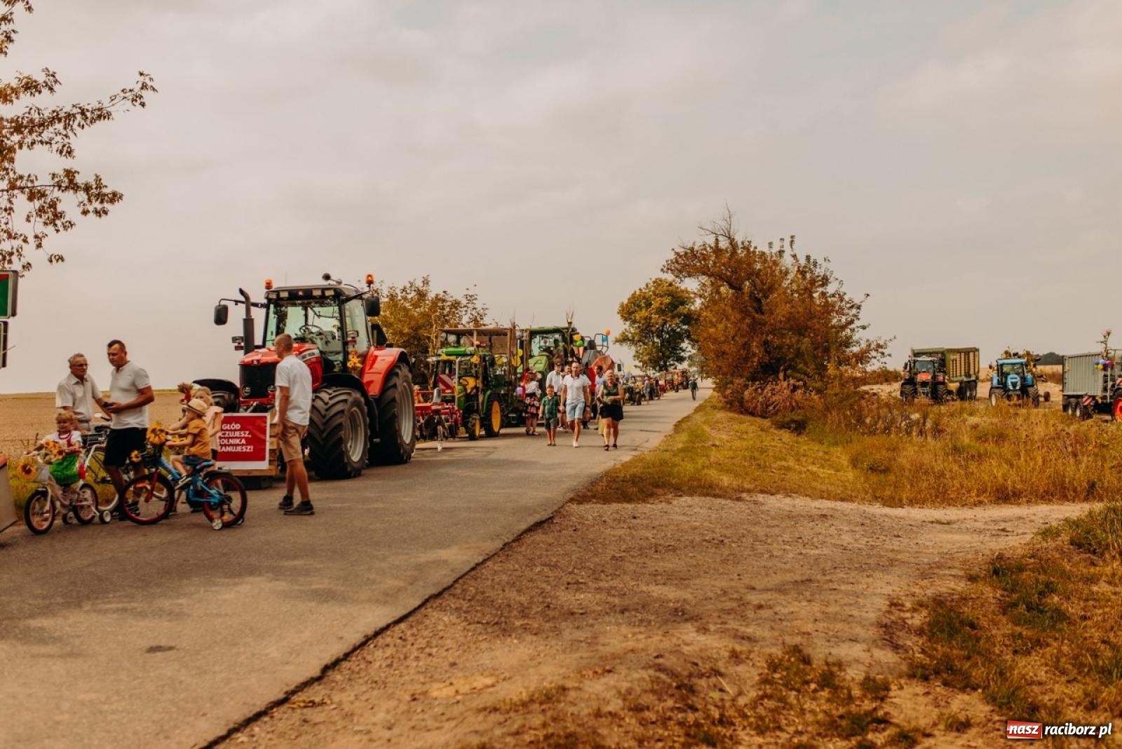 Zdjęcie w galerii na portalu naszraciborz.pl: Gmina Rudnik świętuje w Modzurowie: Przez wieś przejechał korowód maszyn wiadomości z regionu