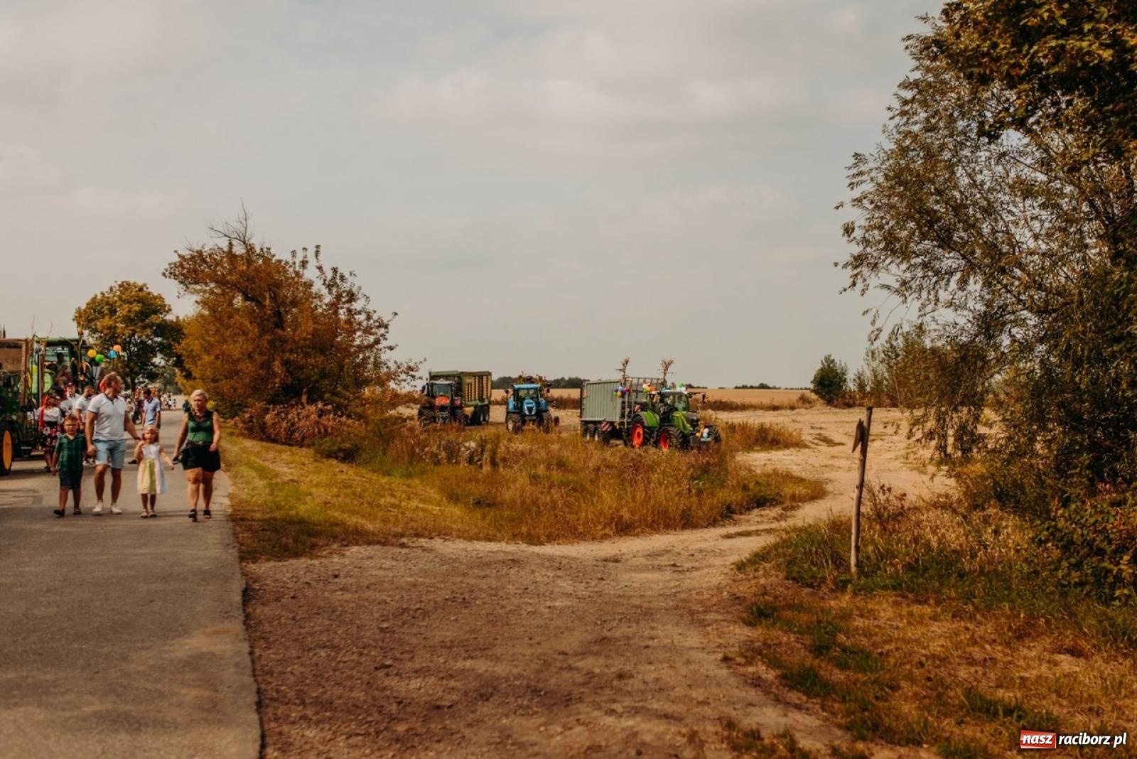Zdjęcie w galerii na portalu naszraciborz.pl: Gmina Rudnik świętuje w Modzurowie: Przez wieś przejechał korowód maszyn wiadomości z regionu