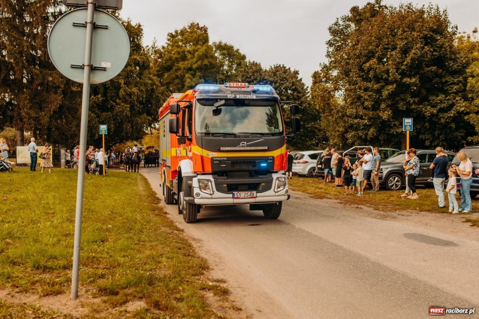 Zdjęcie w galerii na portalu naszraciborz.pl: Gmina Rudnik świętuje w Modzurowie: Przez wieś przejechał korowód maszyn wiadomości z regionu
