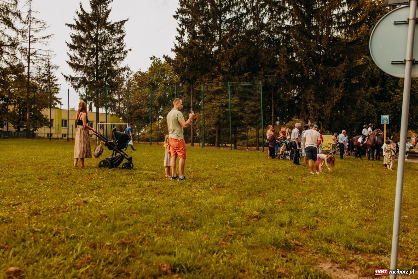 Zdjęcie w galerii na portalu naszraciborz.pl: Gmina Rudnik świętuje w Modzurowie: Przez wieś przejechał korowód maszyn wiadomości z regionu