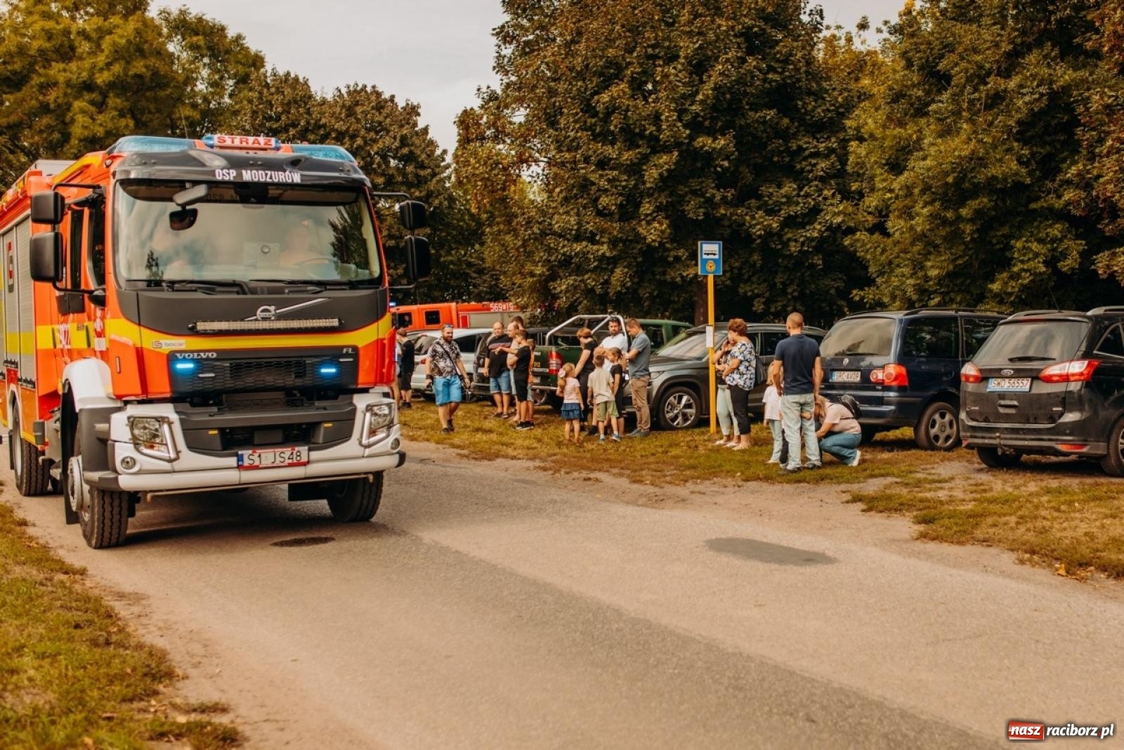 Zdjęcie w galerii na portalu naszraciborz.pl: Gmina Rudnik świętuje w Modzurowie: Przez wieś przejechał korowód maszyn wiadomości z regionu