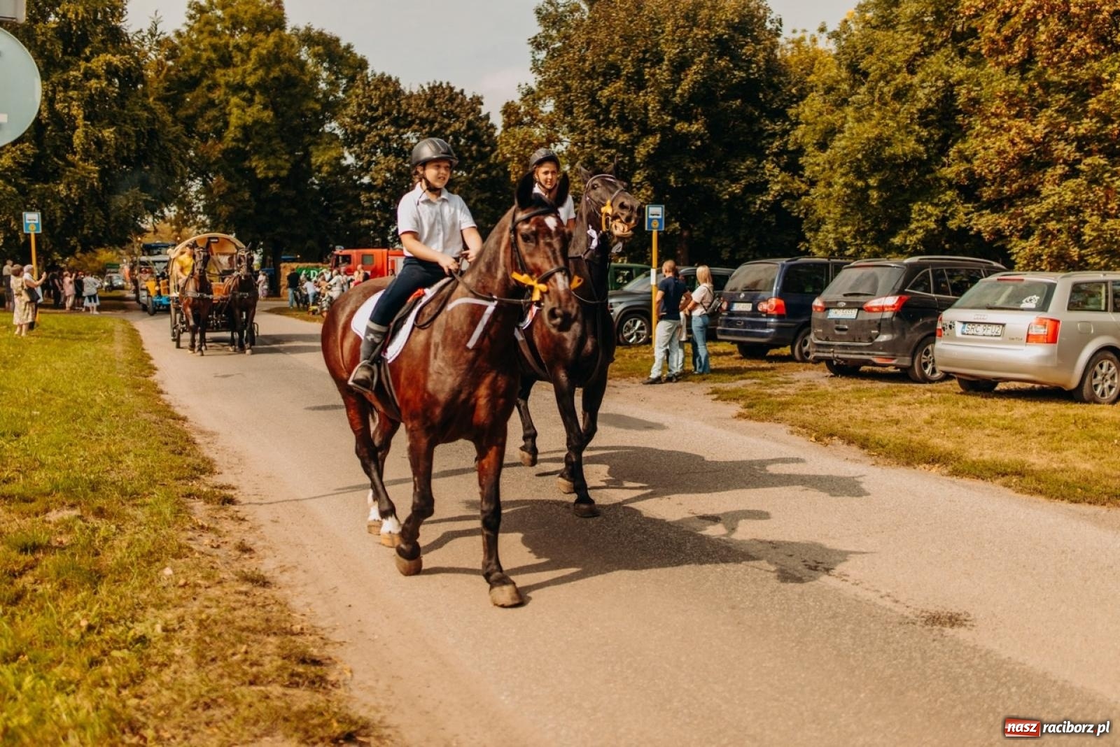 Zdjęcie w galerii na portalu naszraciborz.pl: Gmina Rudnik świętuje w Modzurowie: Przez wieś przejechał korowód maszyn wiadomości z regionu