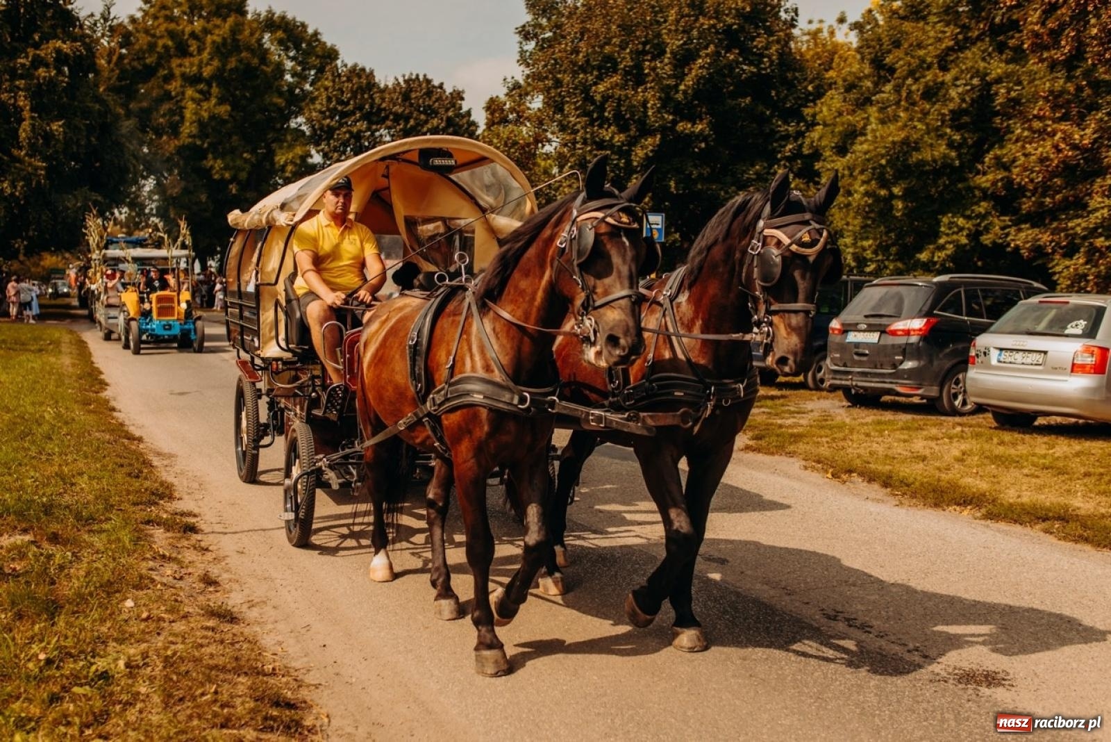 Zdjęcie w galerii na portalu naszraciborz.pl: Gmina Rudnik świętuje w Modzurowie: Przez wieś przejechał korowód maszyn wiadomości z regionu