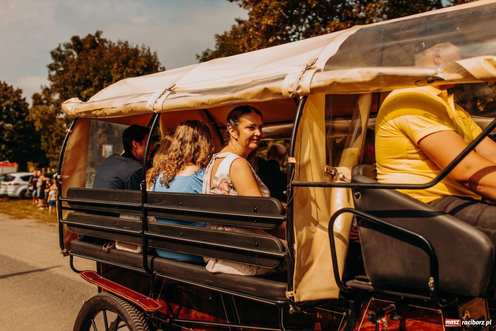 Zdjęcie w galerii na portalu naszraciborz.pl: Gmina Rudnik świętuje w Modzurowie: Przez wieś przejechał korowód maszyn wiadomości z regionu