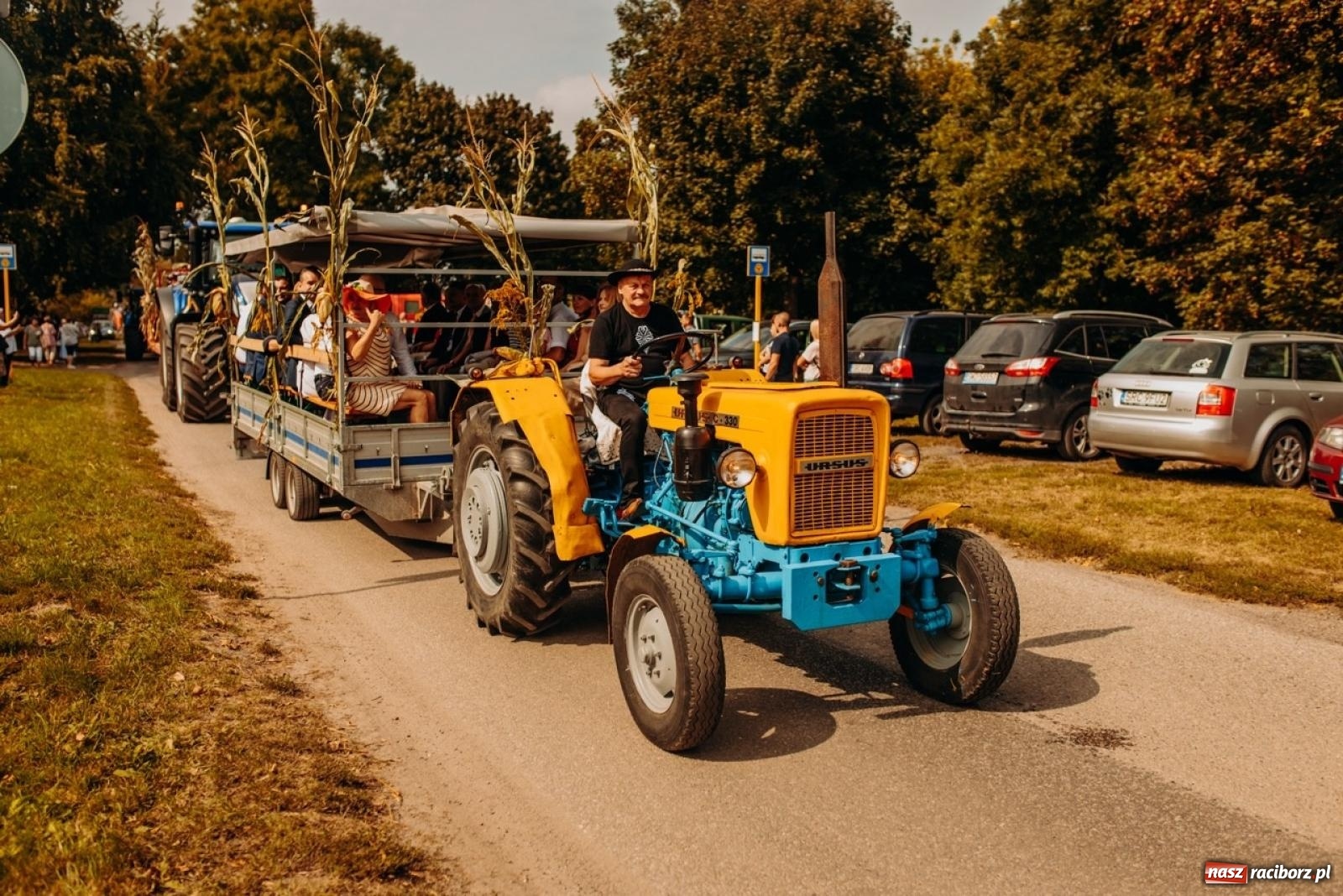 Zdjęcie w galerii na portalu naszraciborz.pl: Gmina Rudnik świętuje w Modzurowie: Przez wieś przejechał korowód maszyn wiadomości z regionu