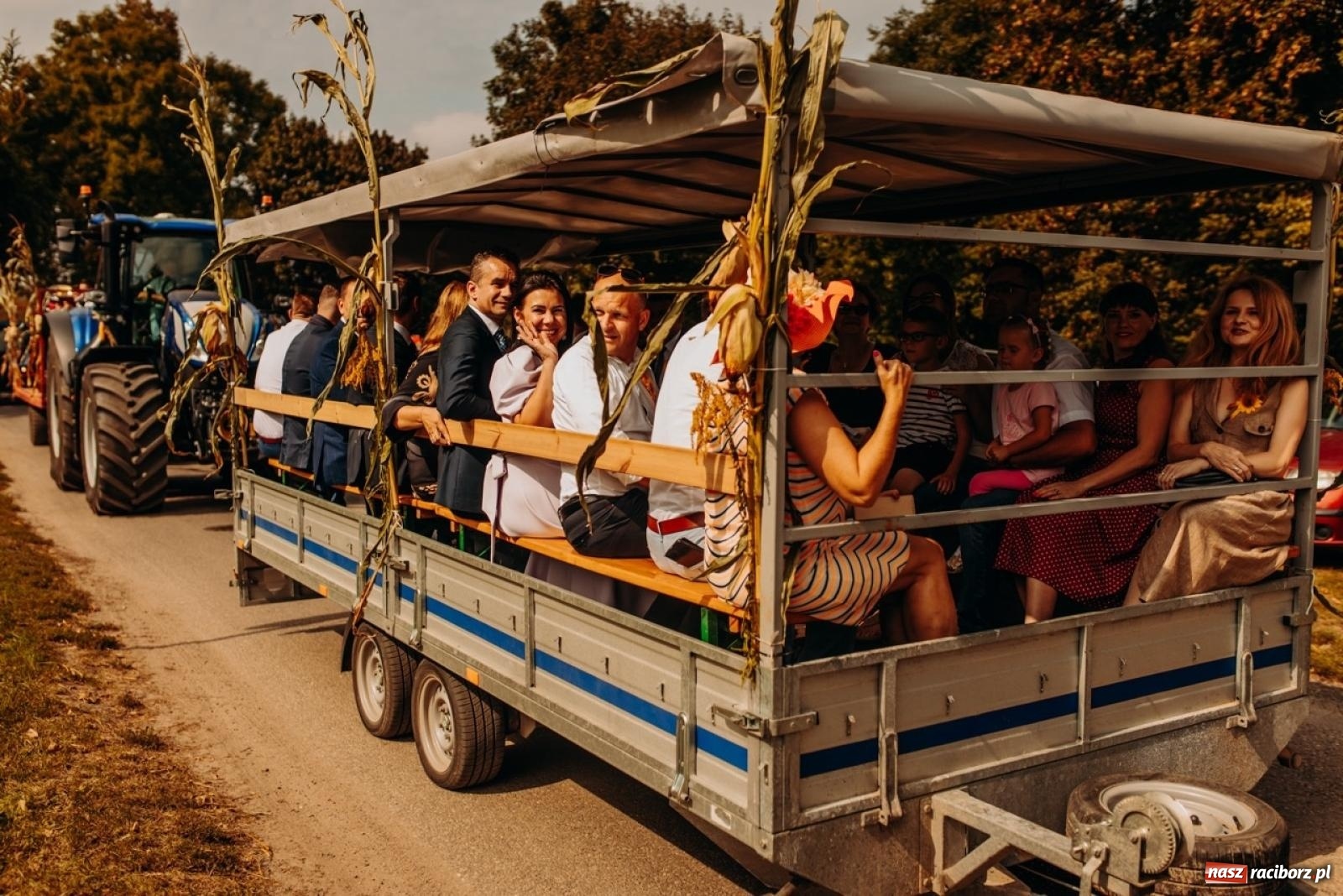 Zdjęcie w galerii na portalu naszraciborz.pl: Gmina Rudnik świętuje w Modzurowie: Przez wieś przejechał korowód maszyn wiadomości z regionu