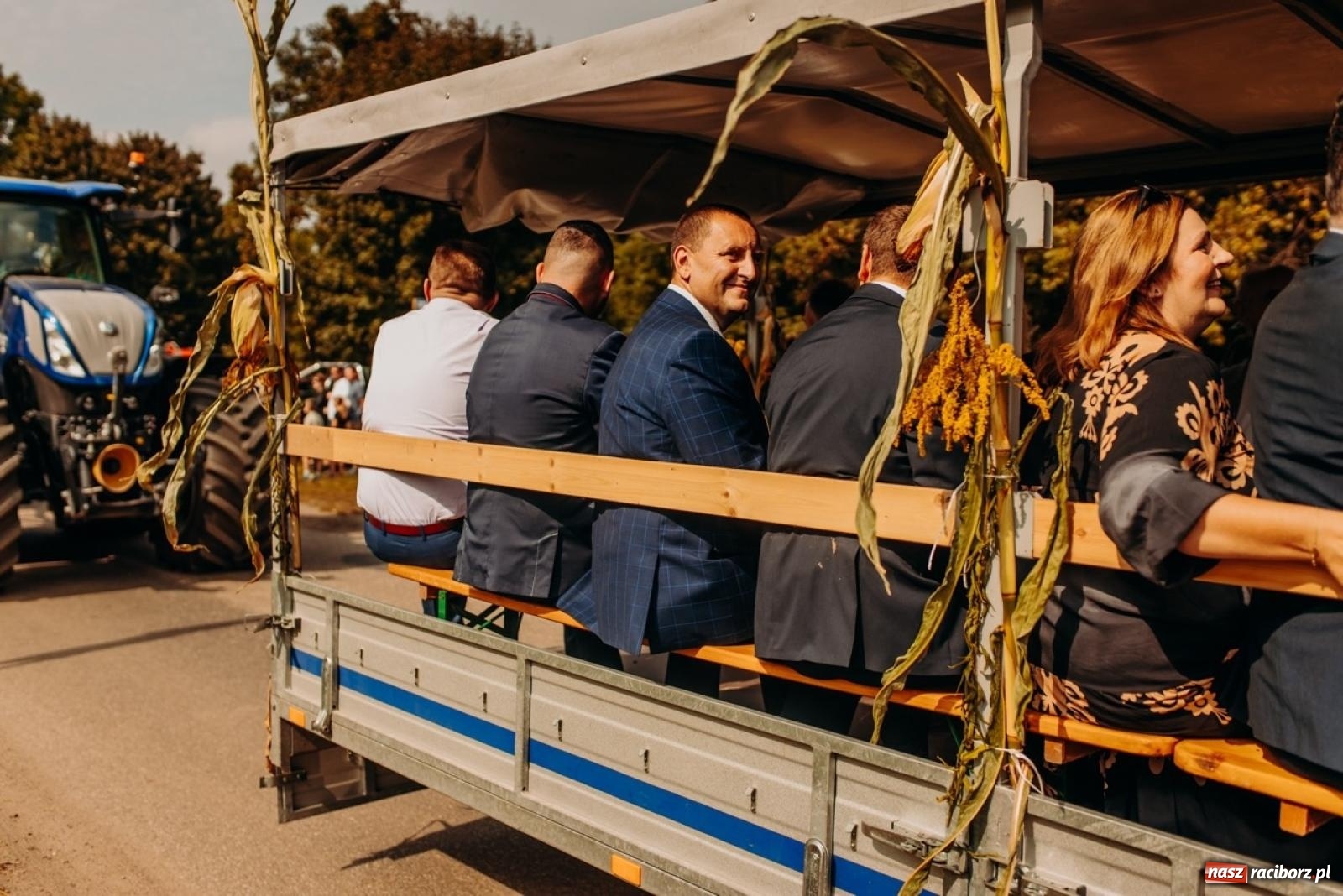 Zdjęcie w galerii na portalu naszraciborz.pl: Gmina Rudnik świętuje w Modzurowie: Przez wieś przejechał korowód maszyn wiadomości z regionu