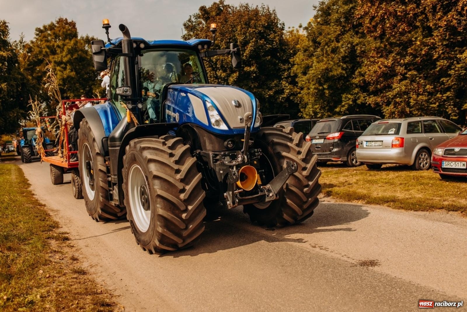 Zdjęcie w galerii na portalu naszraciborz.pl: Gmina Rudnik świętuje w Modzurowie: Przez wieś przejechał korowód maszyn wiadomości z regionu