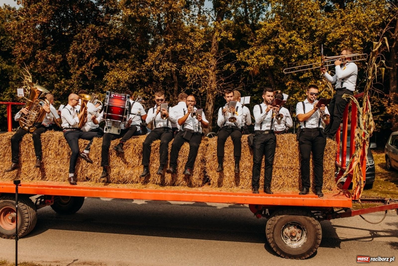 Zdjęcie w galerii na portalu naszraciborz.pl: Gmina Rudnik świętuje w Modzurowie: Przez wieś przejechał korowód maszyn wiadomości z regionu