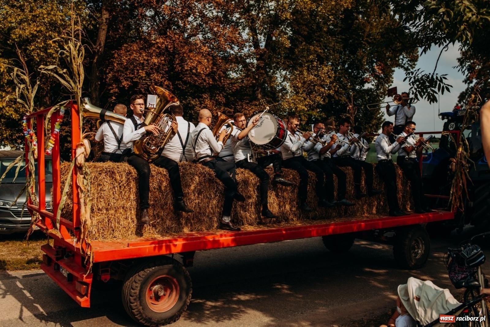 Zdjęcie w galerii na portalu naszraciborz.pl: Gmina Rudnik świętuje w Modzurowie: Przez wieś przejechał korowód maszyn wiadomości z regionu