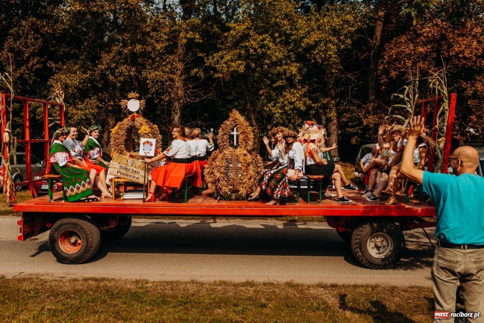 Zdjęcie w galerii na portalu naszraciborz.pl: Gmina Rudnik świętuje w Modzurowie: Przez wieś przejechał korowód maszyn wiadomości z regionu