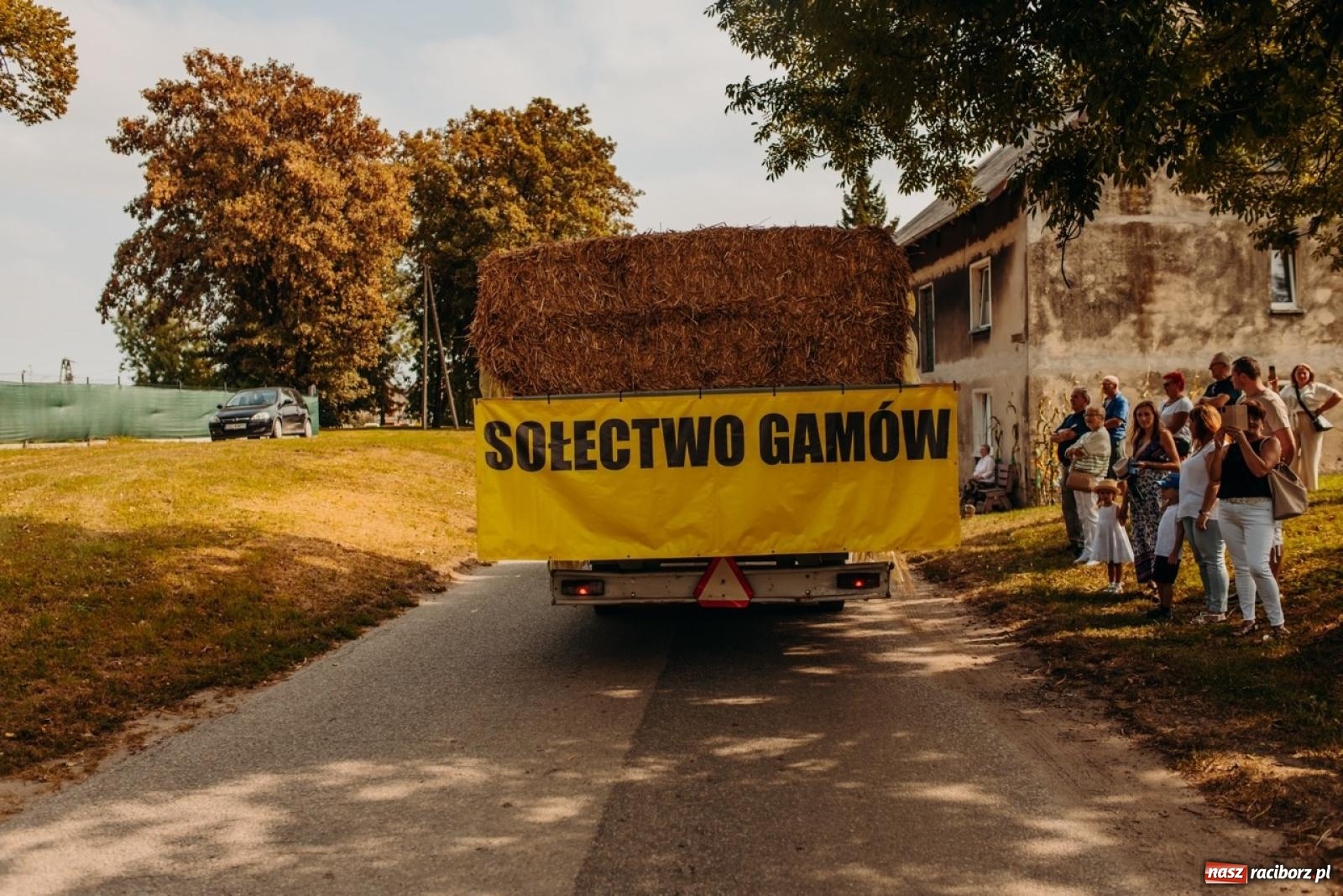 Zdjęcie w galerii na portalu naszraciborz.pl: Gmina Rudnik świętuje w Modzurowie: Przez wieś przejechał korowód maszyn wiadomości z regionu