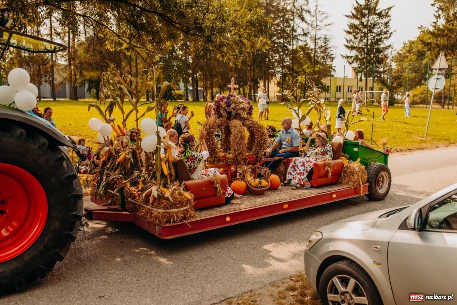 Zdjęcie w galerii na portalu naszraciborz.pl: Gmina Rudnik świętuje w Modzurowie: Przez wieś przejechał korowód maszyn wiadomości z regionu