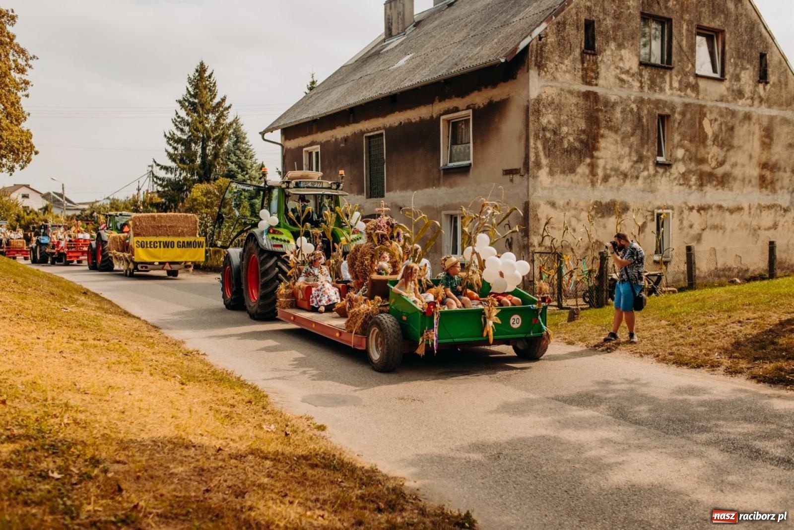 Zdjęcie w galerii na portalu naszraciborz.pl: Gmina Rudnik świętuje w Modzurowie: Przez wieś przejechał korowód maszyn wiadomości z regionu
