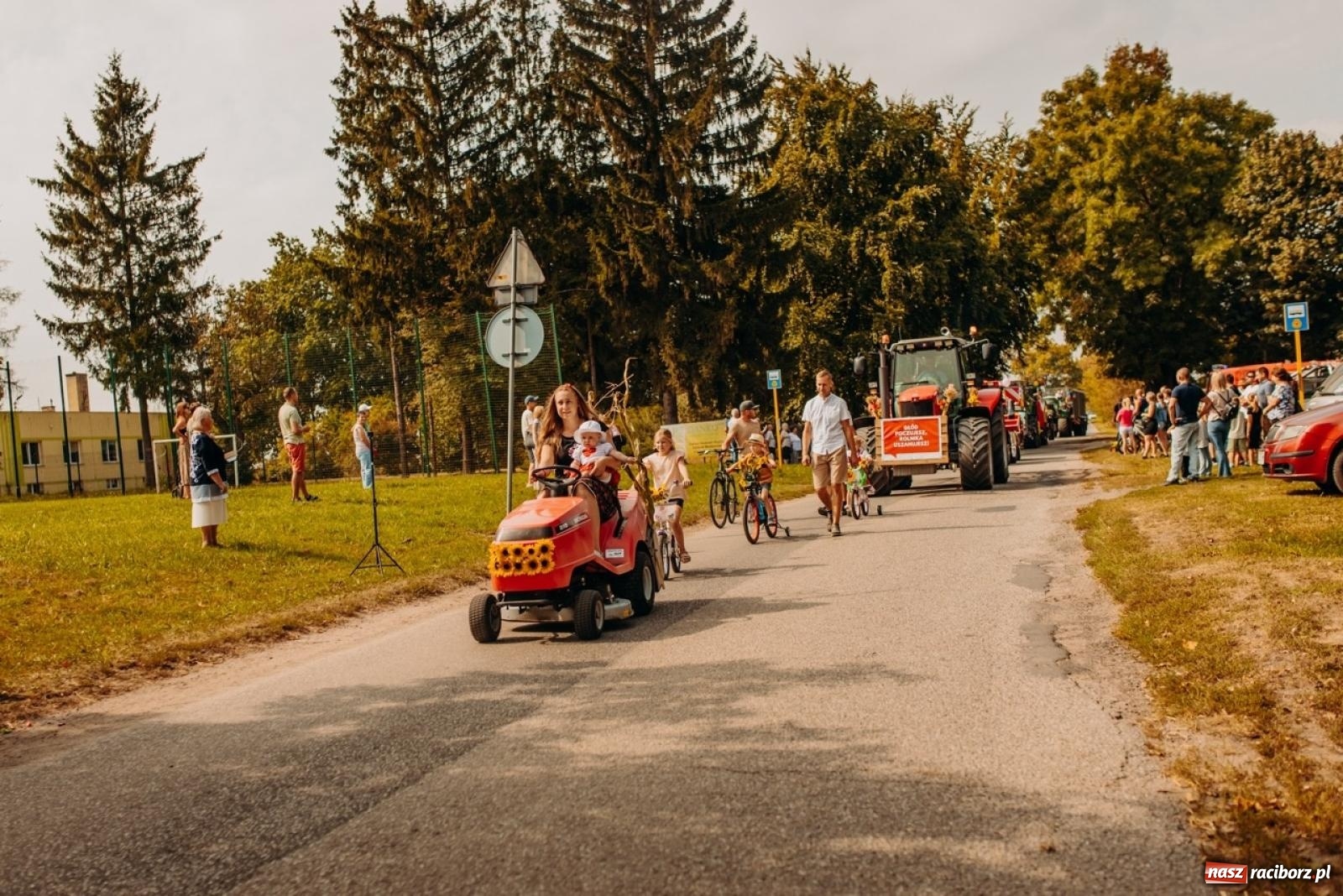 Zdjęcie w galerii na portalu naszraciborz.pl: Gmina Rudnik świętuje w Modzurowie: Przez wieś przejechał korowód maszyn wiadomości z regionu
