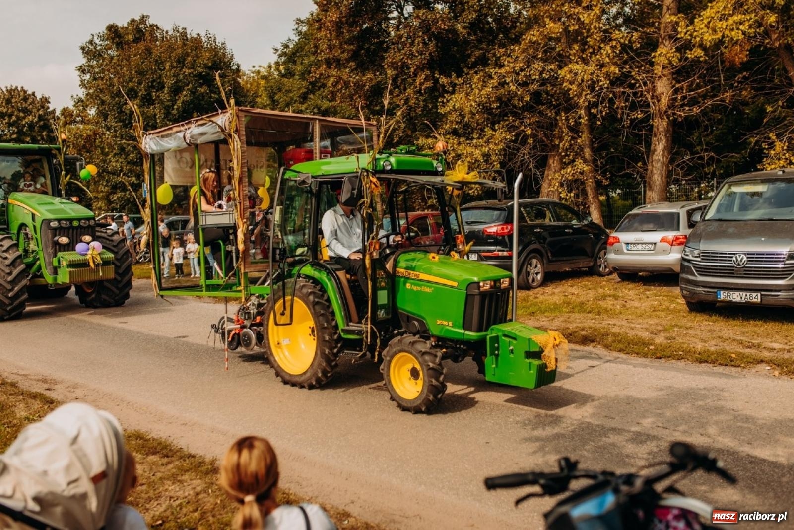 Zdjęcie w galerii na portalu naszraciborz.pl: Gmina Rudnik świętuje w Modzurowie: Przez wieś przejechał korowód maszyn wiadomości z regionu