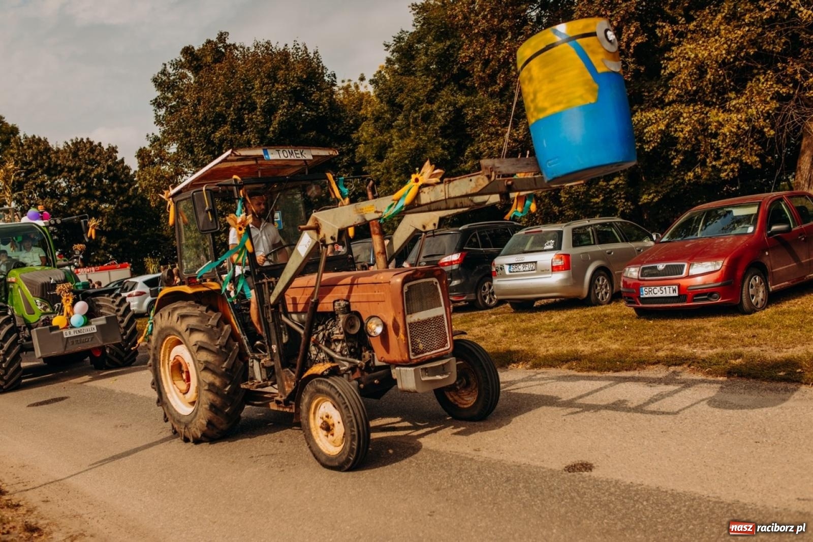 Zdjęcie w galerii na portalu naszraciborz.pl: Gmina Rudnik świętuje w Modzurowie: Przez wieś przejechał korowód maszyn wiadomości z regionu