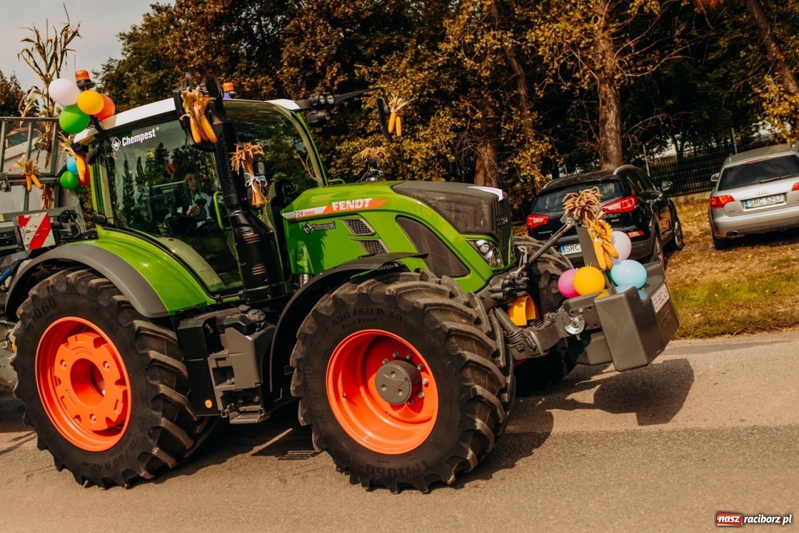 Zdjęcie w galerii na portalu naszraciborz.pl: Gmina Rudnik świętuje w Modzurowie: Przez wieś przejechał korowód maszyn wiadomości z regionu