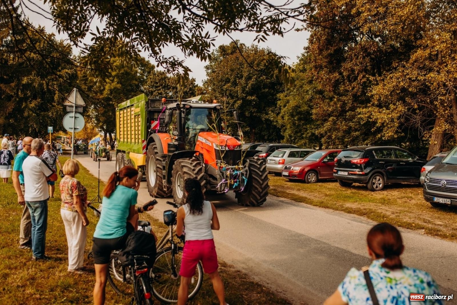 Zdjęcie w galerii na portalu naszraciborz.pl: Gmina Rudnik świętuje w Modzurowie: Przez wieś przejechał korowód maszyn wiadomości z regionu
