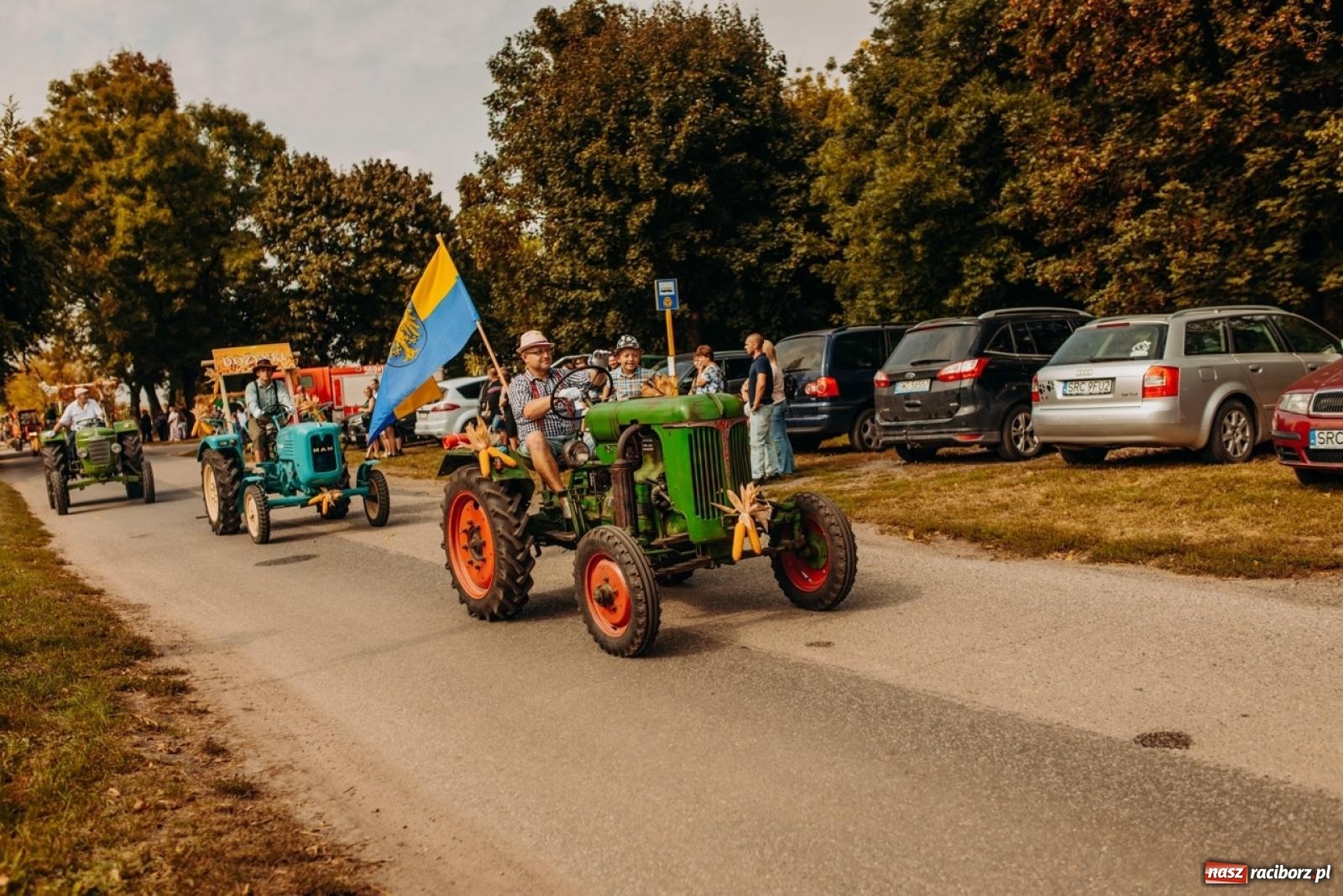 Zdjęcie w galerii na portalu naszraciborz.pl: Gmina Rudnik świętuje w Modzurowie: Przez wieś przejechał korowód maszyn wiadomości z regionu