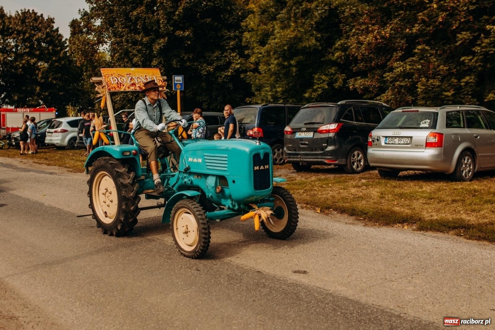 Zdjęcie w galerii na portalu naszraciborz.pl: Gmina Rudnik świętuje w Modzurowie: Przez wieś przejechał korowód maszyn wiadomości z regionu