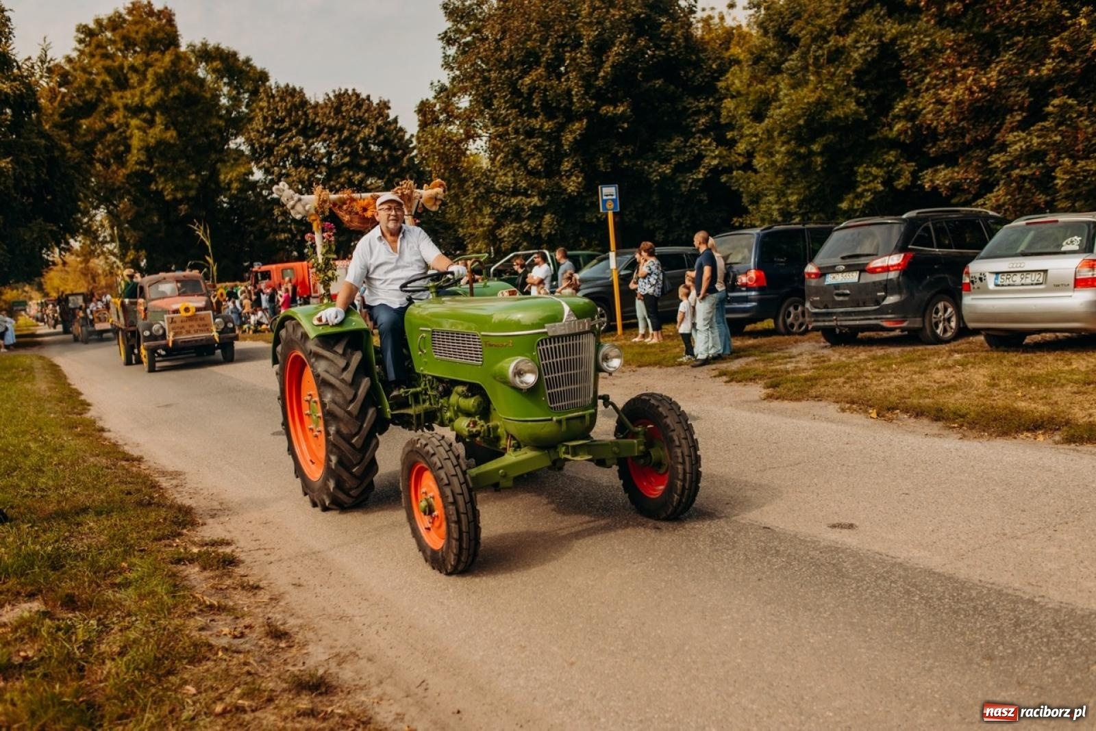 Zdjęcie w galerii na portalu naszraciborz.pl: Gmina Rudnik świętuje w Modzurowie: Przez wieś przejechał korowód maszyn wiadomości z regionu