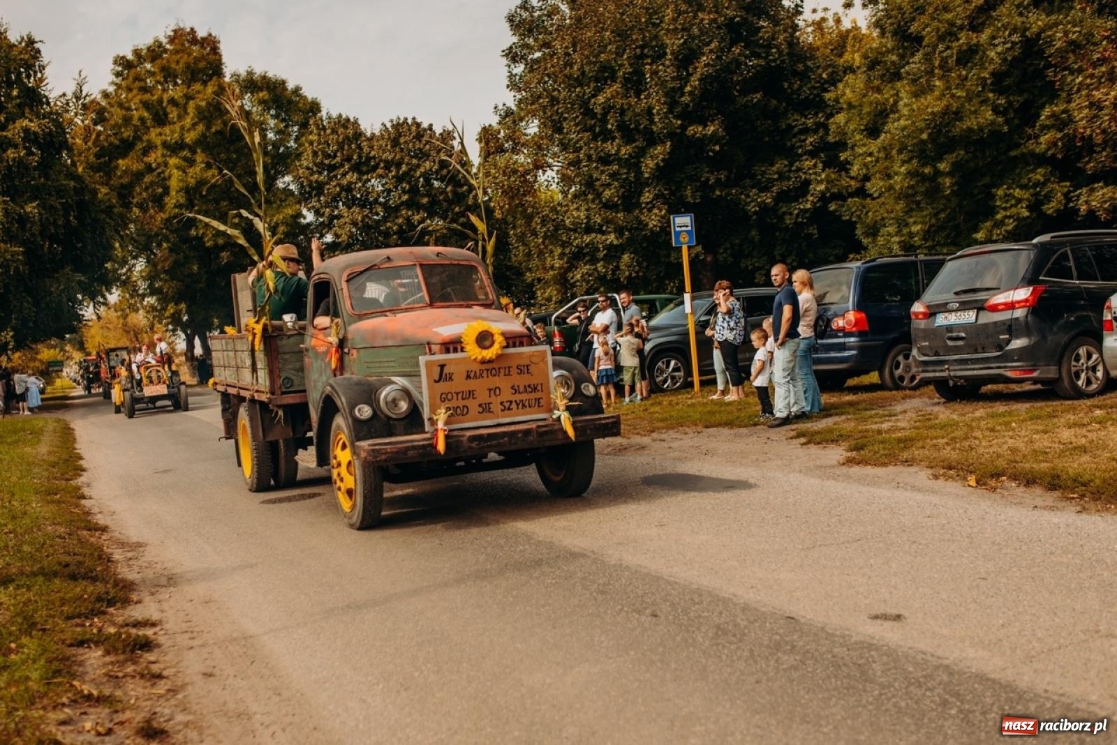 Zdjęcie w galerii na portalu naszraciborz.pl: Gmina Rudnik świętuje w Modzurowie: Przez wieś przejechał korowód maszyn wiadomości z regionu