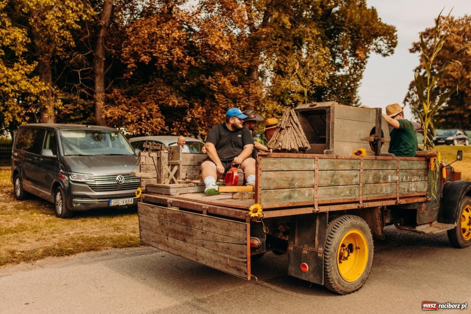 Zdjęcie w galerii na portalu naszraciborz.pl: Gmina Rudnik świętuje w Modzurowie: Przez wieś przejechał korowód maszyn wiadomości z regionu