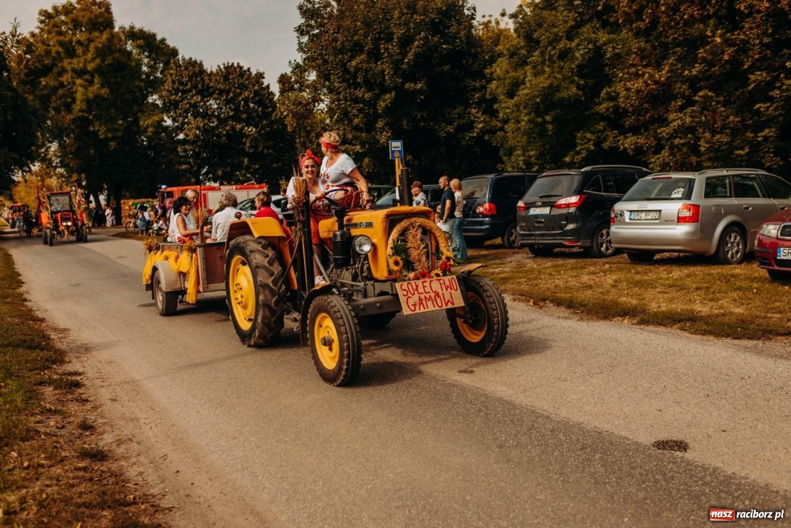 Zdjęcie w galerii na portalu naszraciborz.pl: Gmina Rudnik świętuje w Modzurowie: Przez wieś przejechał korowód maszyn wiadomości z regionu