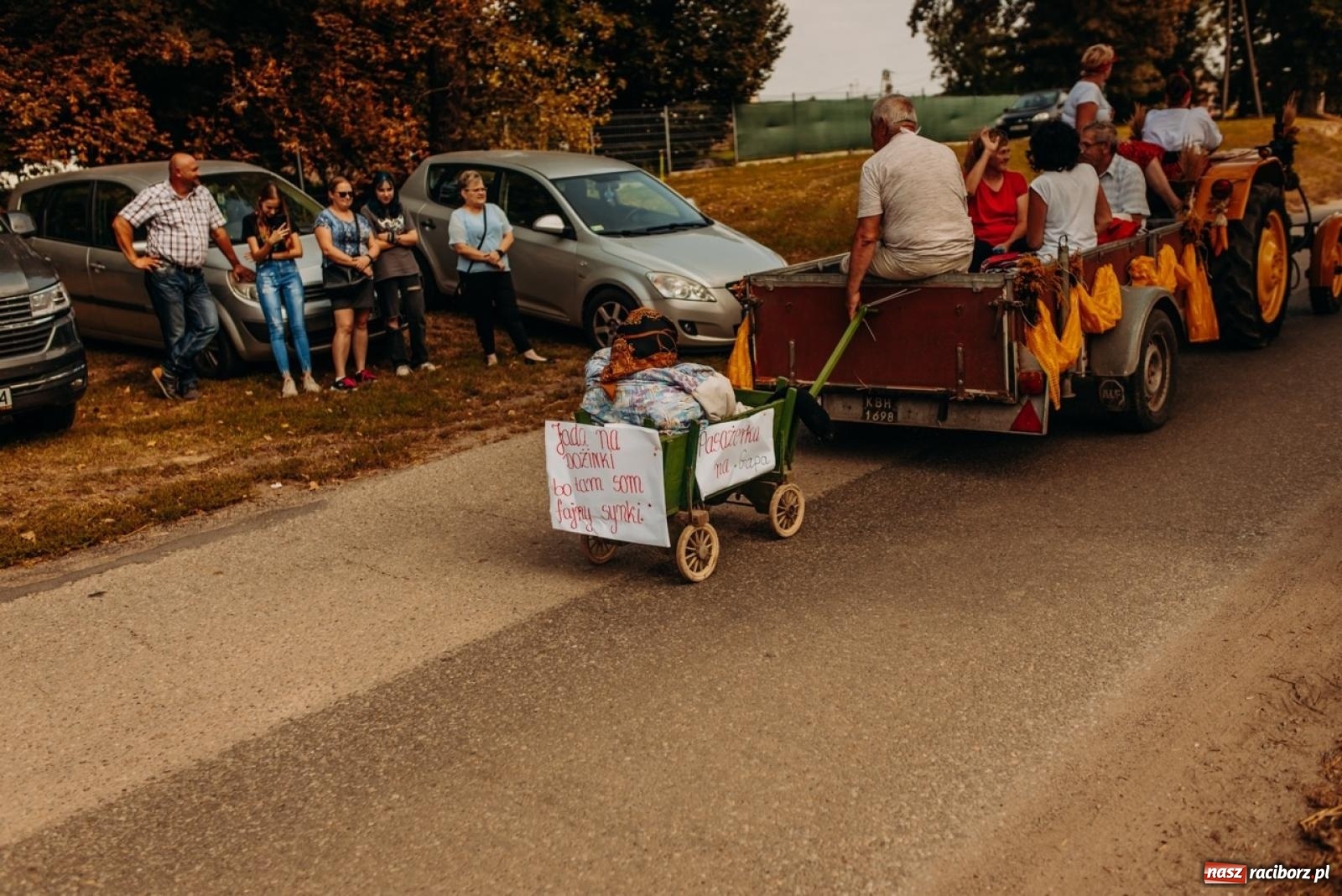 Zdjęcie w galerii na portalu naszraciborz.pl: Gmina Rudnik świętuje w Modzurowie: Przez wieś przejechał korowód maszyn wiadomości z regionu