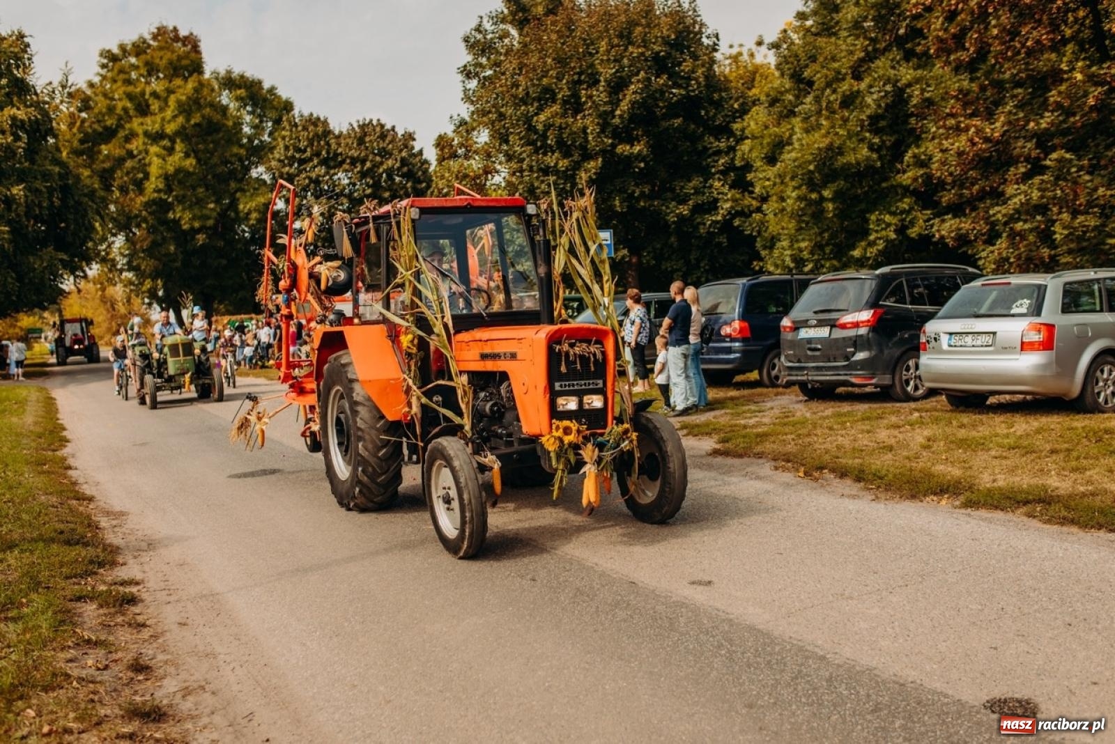 Zdjęcie w galerii na portalu naszraciborz.pl: Gmina Rudnik świętuje w Modzurowie: Przez wieś przejechał korowód maszyn wiadomości z regionu