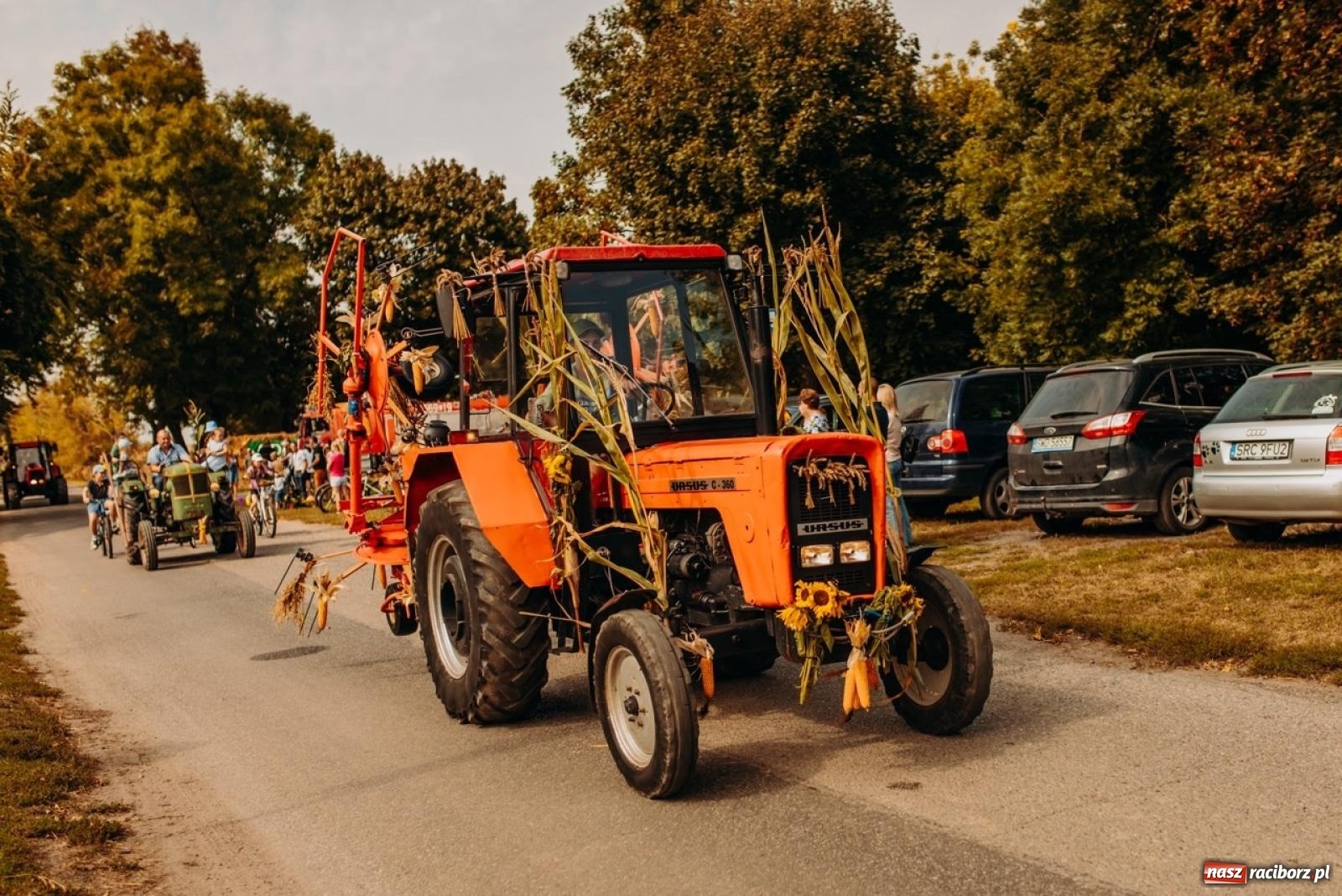 Zdjęcie w galerii na portalu naszraciborz.pl: Gmina Rudnik świętuje w Modzurowie: Przez wieś przejechał korowód maszyn wiadomości z regionu