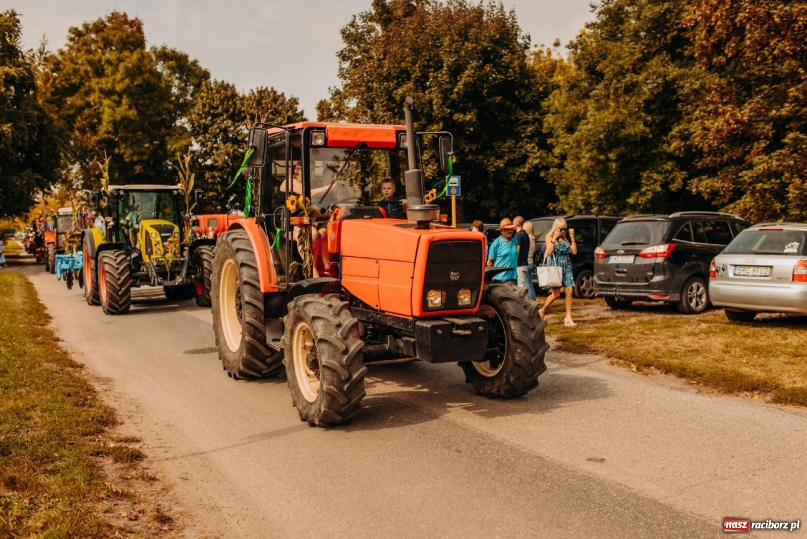 Zdjęcie w galerii na portalu naszraciborz.pl: Gmina Rudnik świętuje w Modzurowie: Przez wieś przejechał korowód maszyn wiadomości z regionu