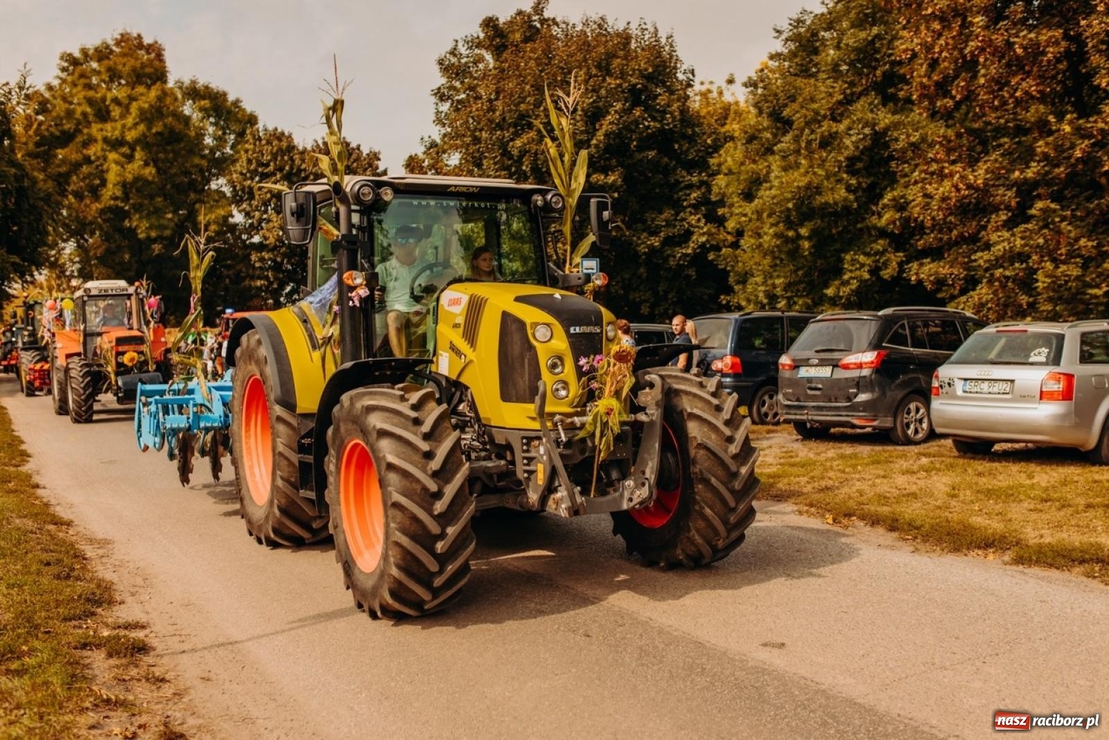 Zdjęcie w galerii na portalu naszraciborz.pl: Gmina Rudnik świętuje w Modzurowie: Przez wieś przejechał korowód maszyn wiadomości z regionu