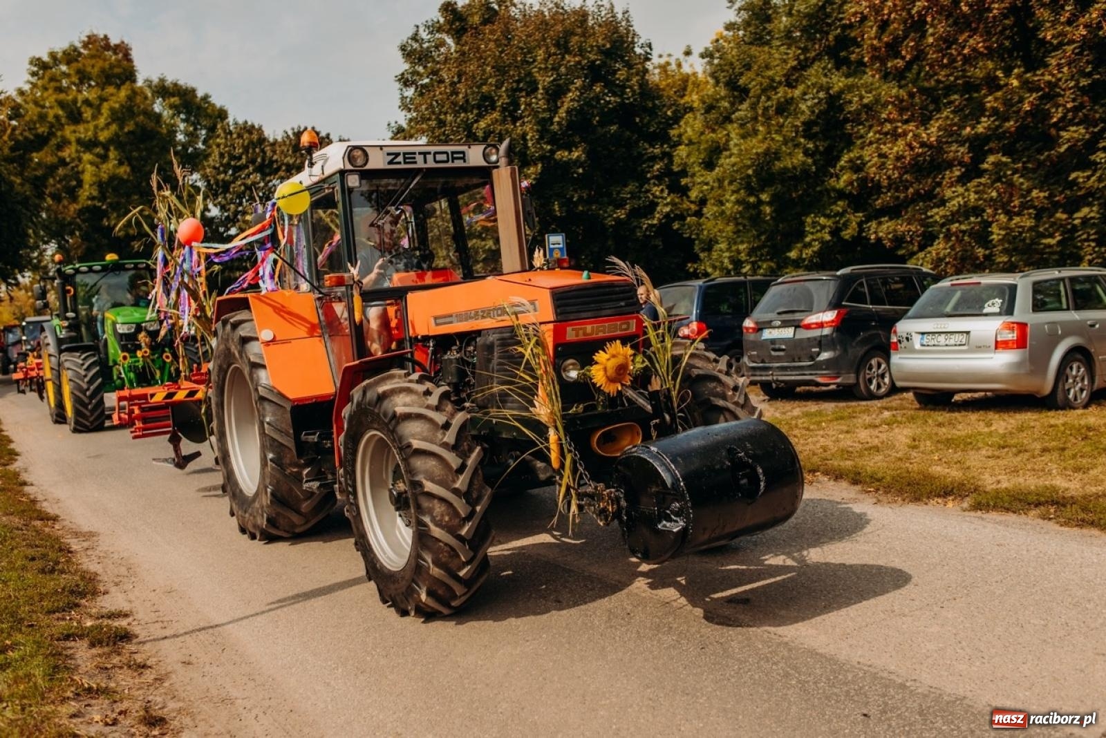 Zdjęcie w galerii na portalu naszraciborz.pl: Gmina Rudnik świętuje w Modzurowie: Przez wieś przejechał korowód maszyn wiadomości z regionu