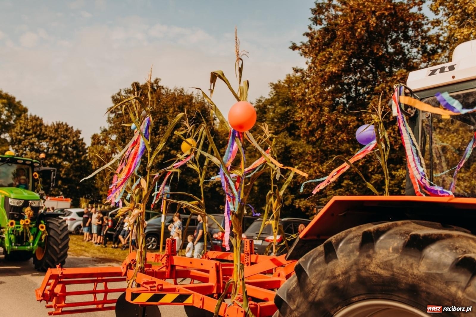 Zdjęcie w galerii na portalu naszraciborz.pl: Gmina Rudnik świętuje w Modzurowie: Przez wieś przejechał korowód maszyn wiadomości z regionu