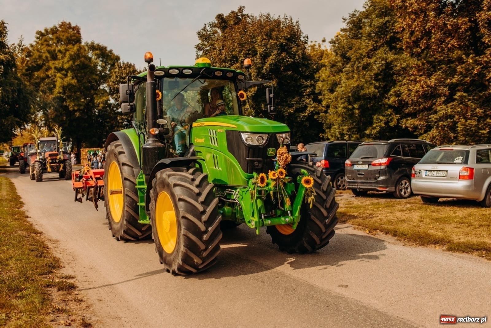 Zdjęcie w galerii na portalu naszraciborz.pl: Gmina Rudnik świętuje w Modzurowie: Przez wieś przejechał korowód maszyn wiadomości z regionu