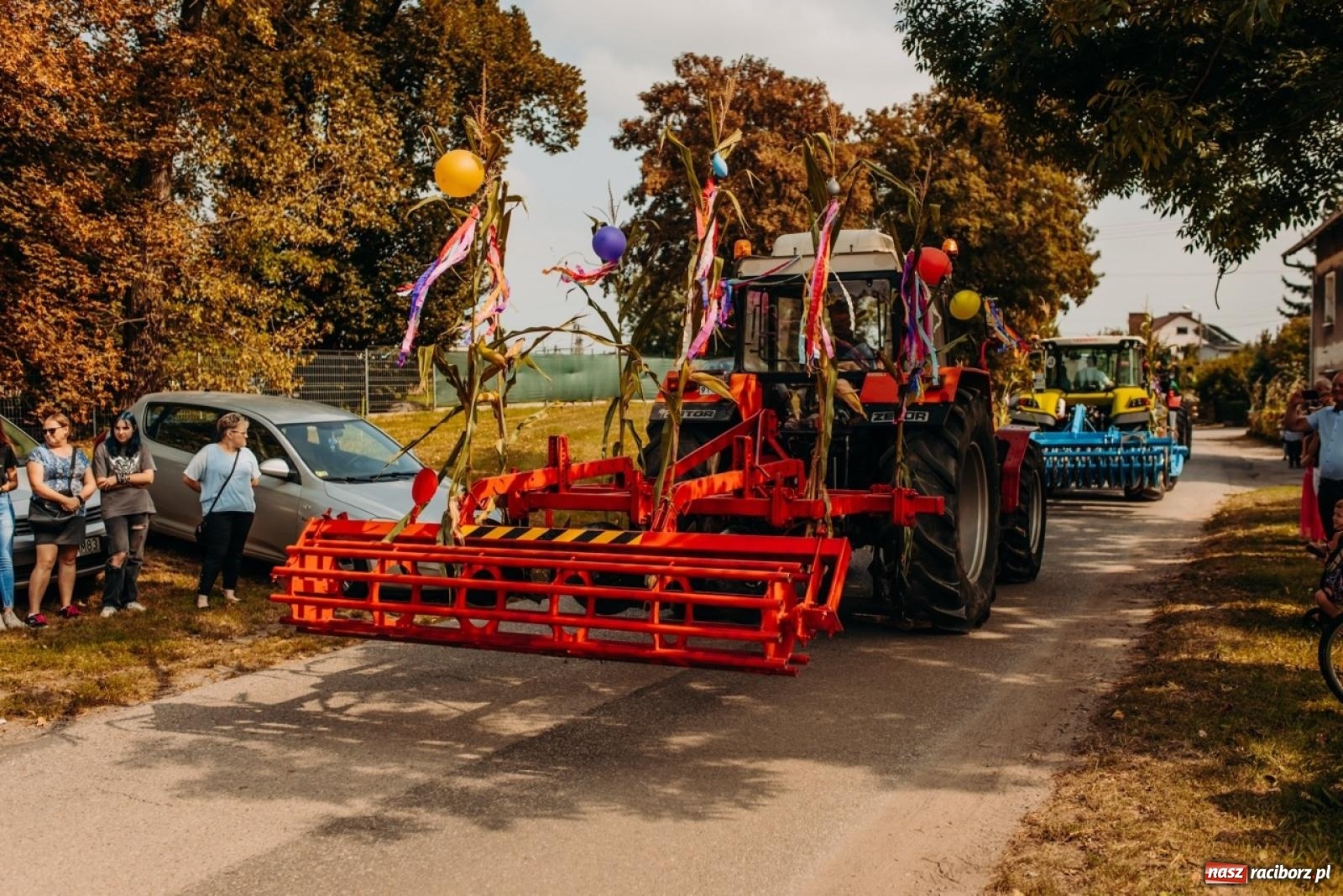 Zdjęcie w galerii na portalu naszraciborz.pl: Gmina Rudnik świętuje w Modzurowie: Przez wieś przejechał korowód maszyn wiadomości z regionu
